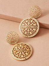 Charger l'image dans la galerie, Boucles d'oreilles en forme de fleurs ajourées en métal.