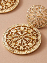 Charger l'image dans la galerie, Boucles d'oreilles en forme de fleurs ajourées en métal.