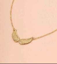 Charger l'image dans la galerie, Collier avec un pendentif en forme d'aile