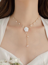 Charger l'image dans la galerie, Collier Ornément Fleur avec Fausse Perle