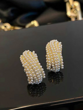 Charger l'image dans la galerie, Clous d'Oreilles Ornés d'une Fausse Perle pour une Élégance Discrète