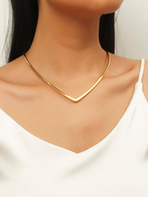 Charger l'image dans la galerie, Collier Ras-du-Cou au Design Géométrique Élégant