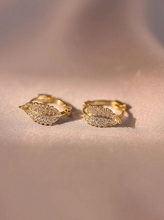 Charger l'image dans la galerie, Créoles Scintillantes avec Strass et Détail Feuille