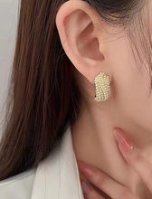 Charger l'image dans la galerie, Clous d'Oreilles Ornés d'une Fausse Perle pour une Élégance Discrète