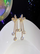 Charger l'image dans la galerie, Boucles d'oreilles féminines avec papillon en strass, franges et perles simulées