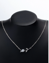 Charger l'image dans la galerie, Élégant collier floral orné de strass