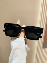 Charger l'image dans la galerie, Lunettes de Soleil Carrées au Cadre Noir en Plastique pour une Touche Mode à la Plage, en Terrasse ou en Soirée Club