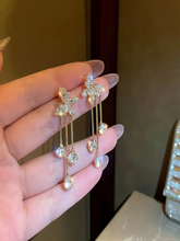 Charger l'image dans la galerie, Boucles d'oreilles féminines avec papillon en strass, franges et perles simulées