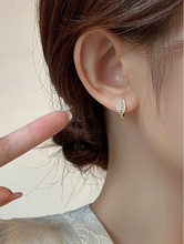 Charger l'image dans la galerie, Créoles Scintillantes avec Strass et Détail Feuille