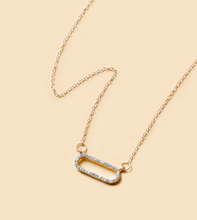 Charger l'image dans la galerie, Collier orné de cristaux scintillants.