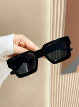 Charger l'image dans la galerie, Lunettes de Soleil Carrées au Cadre Noir en Plastique pour une Touche Mode à la Plage, en Terrasse ou en Soirée Club