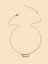 Charger l'image dans la galerie, Collier orné de cristaux scintillants.