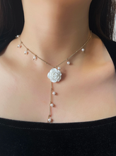 Charger l'image dans la galerie, Collier Ornément Fleur avec Fausse Perle