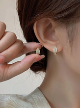 Charger l'image dans la galerie, Créoles Scintillantes avec Strass et Détail Feuille