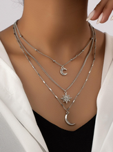 Charger l'image dans la galerie, Collier orné de strass représentant un soleil