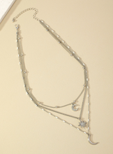 Charger l'image dans la galerie, Collier orné de strass représentant un soleil