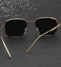 Charger l'image dans la galerie, Lunettes de style masculin avec des détails de décoration.