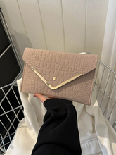 Charger l'image dans la galerie, Sac Moyen à Motif Crocodile en Relief de Style Enveloppe