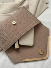 Charger l'image dans la galerie, Sac Moyen à Motif Crocodile en Relief de Style Enveloppe