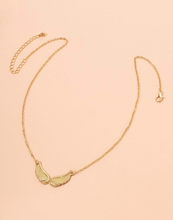 Charger l'image dans la galerie, Collier avec un pendentif en forme d'aile