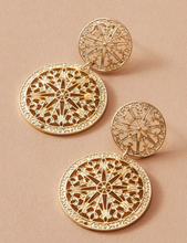 Charger l'image dans la galerie, Boucles d'oreilles en forme de fleurs ajourées en métal.