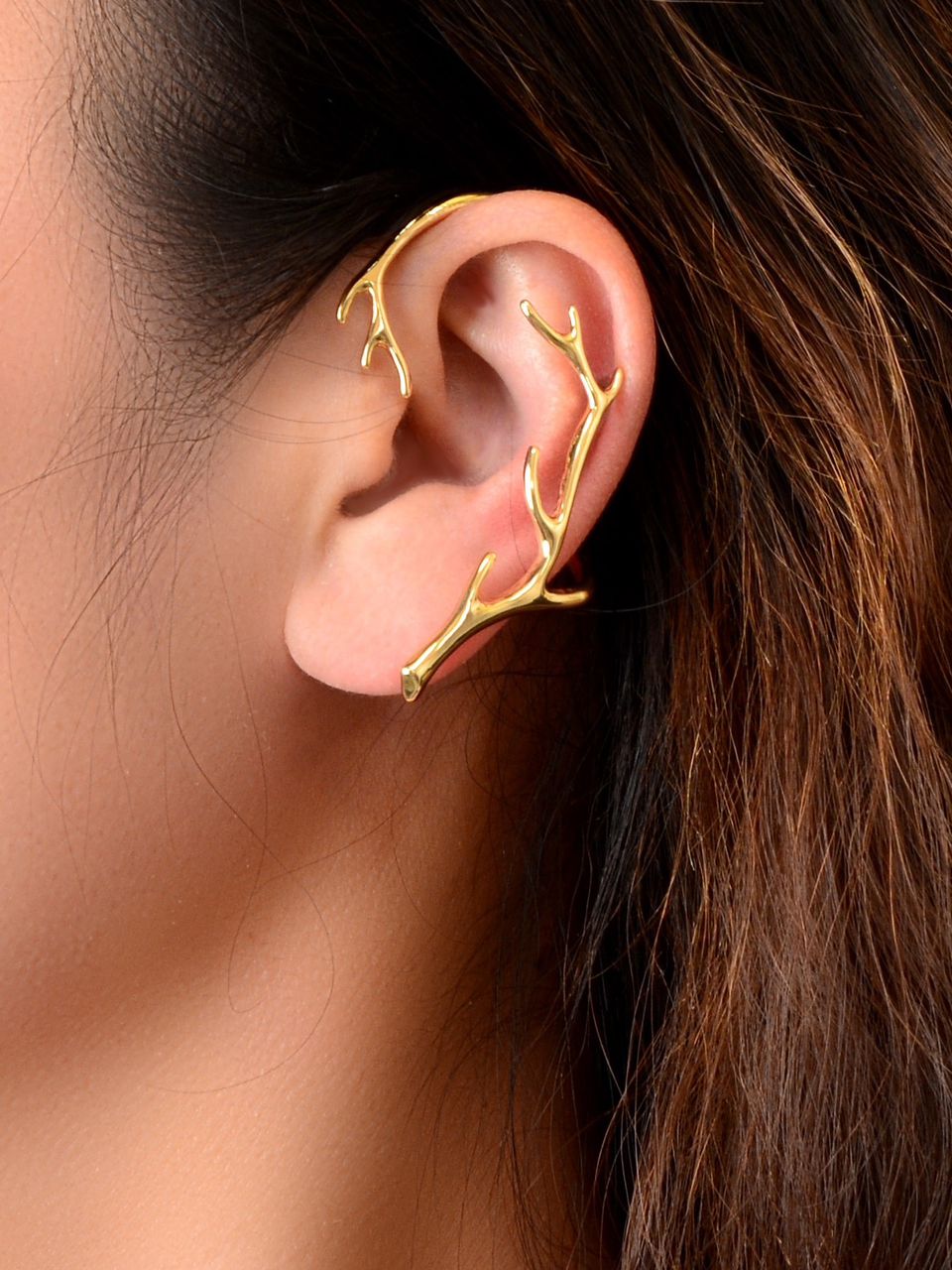 Une boucle d'oreille au design de branche avec clip