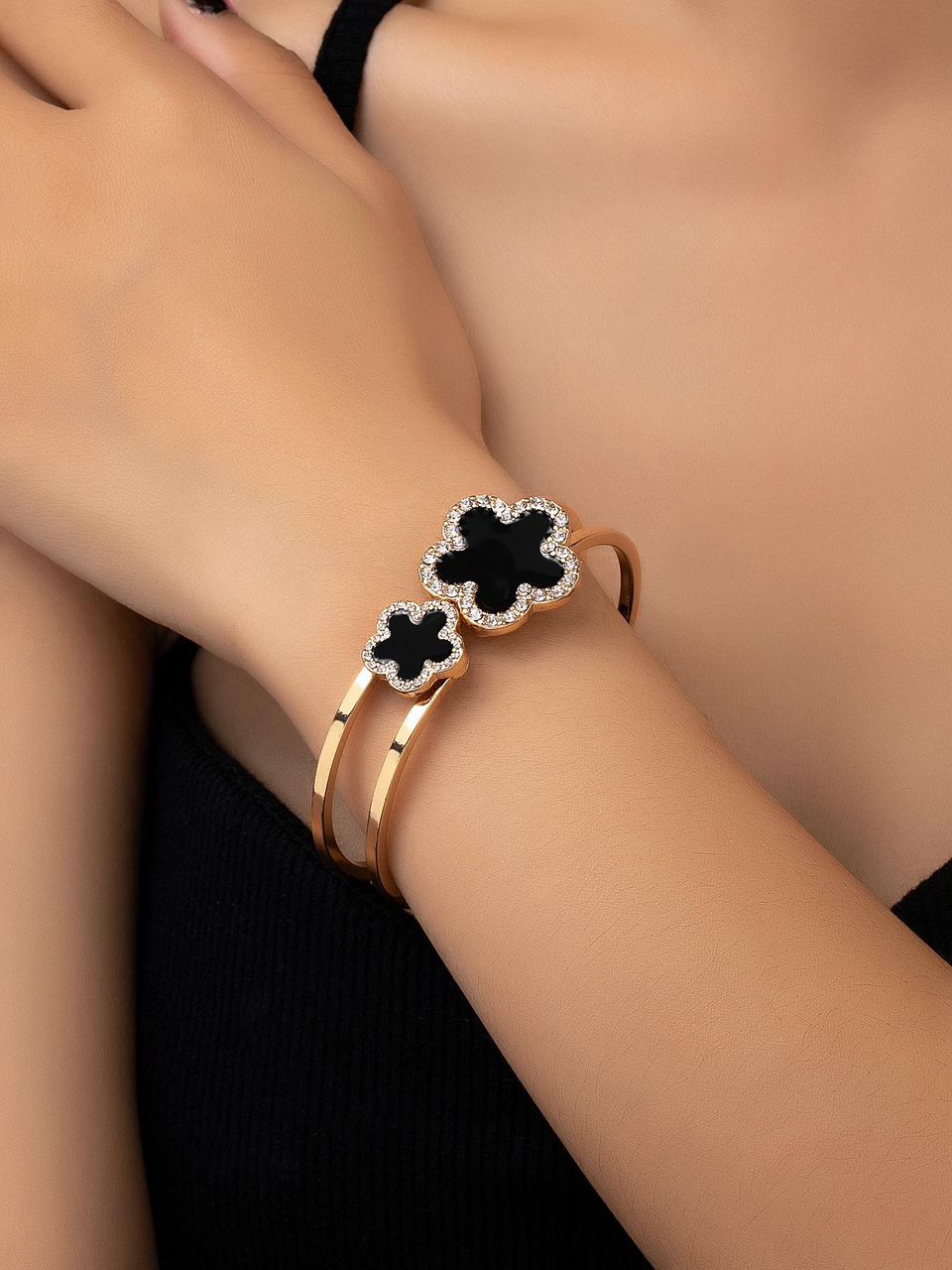 bracelet pour femme avec une imitation de fleur