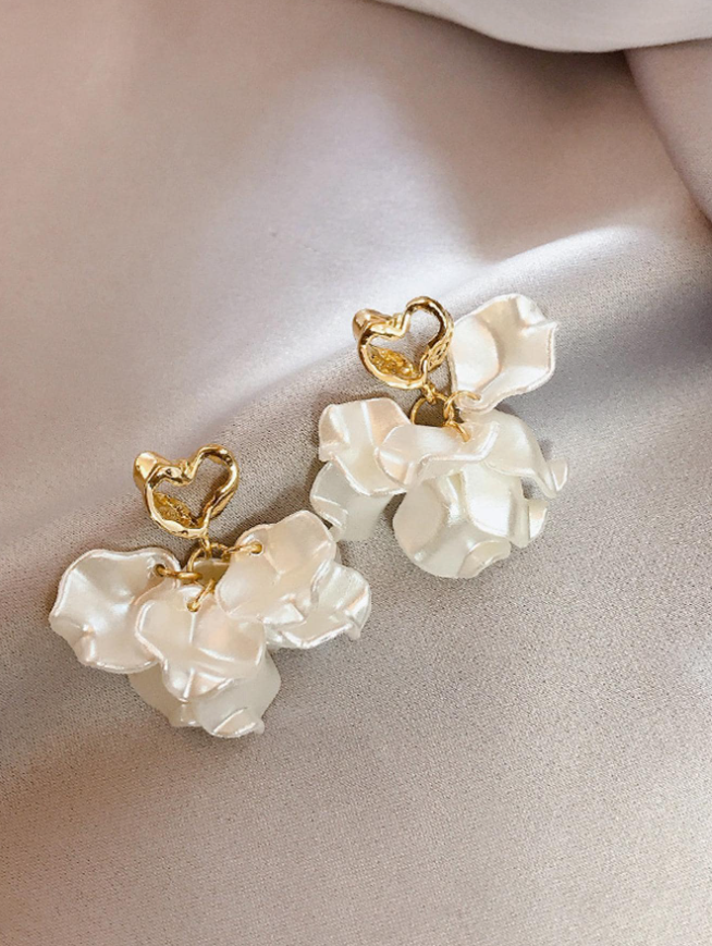 Boucles d'oreilles élégantes en forme de cœur avec des fleurs blanches