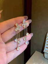 Charger l&#39;image dans la galerie, Boucles d&#39;oreilles féminines avec papillon en strass, franges et perles simulées
