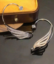 Charger l&#39;image dans la galerie, Boucles d&#39;oreilles à clip en plume conçues pour oreilles non percées
