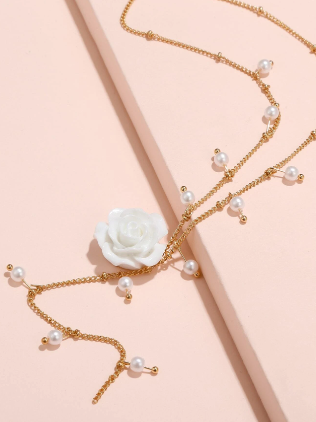 Collier Ornément Fleur avec Fausse Perle