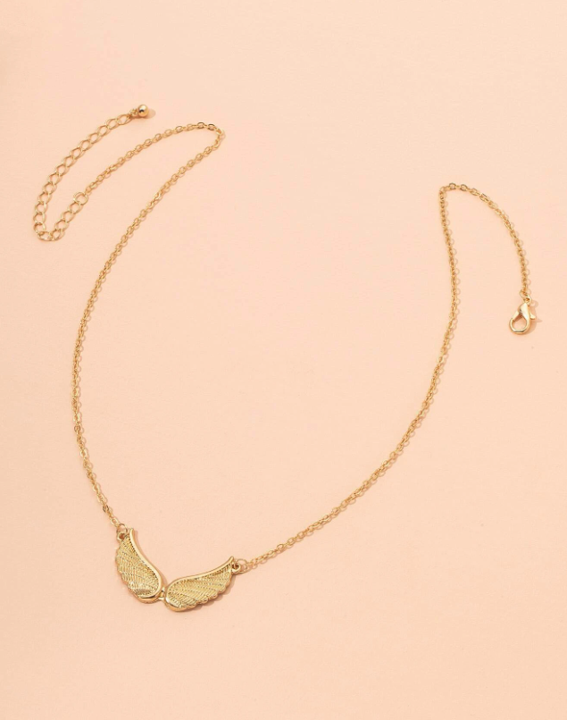 Collier avec un pendentif en forme d'aile